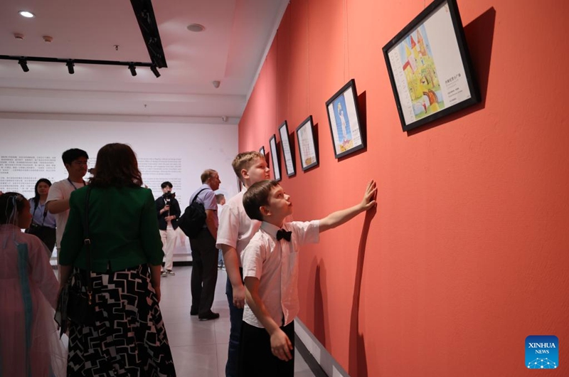 People visit an international youth painting exhibition at an art museum in Lianyungang City, east China's Jiangsu Province, May 30, 2026. (Xinhua/Mao Jun)
