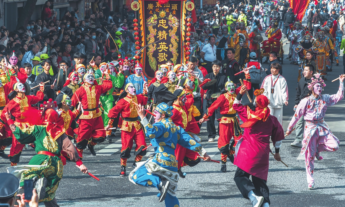 Dancers perform the Yingge dance surrounded by audiences Photo: VCG