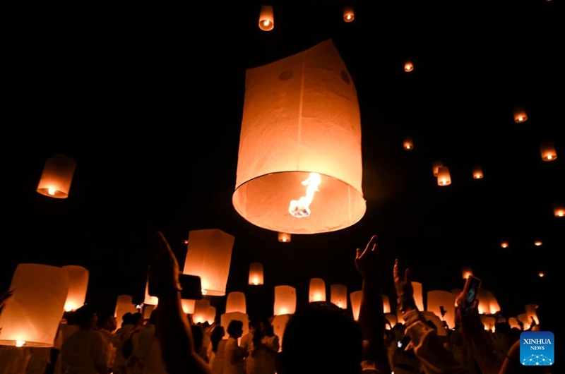 People release prayer lanterns on Vesak Day in front of Borobudur Temple in Magelang, Central Java, Indonesia, May 31, 2026. (Xinhua/Zulkarnain)