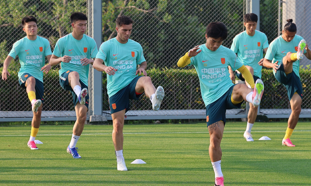 Chinese men's national football players stretch during a training session in Shanghai on June 1, 2026. The Chinese team will play against Singapore in a friendly match on Friday in Singapore. On June 9, the team will play a friendly against Thailand in Jinhua, Zhejiang Province, which will mark the first home appearance for China under new head coach Shao Jiayi. Photo: VCG