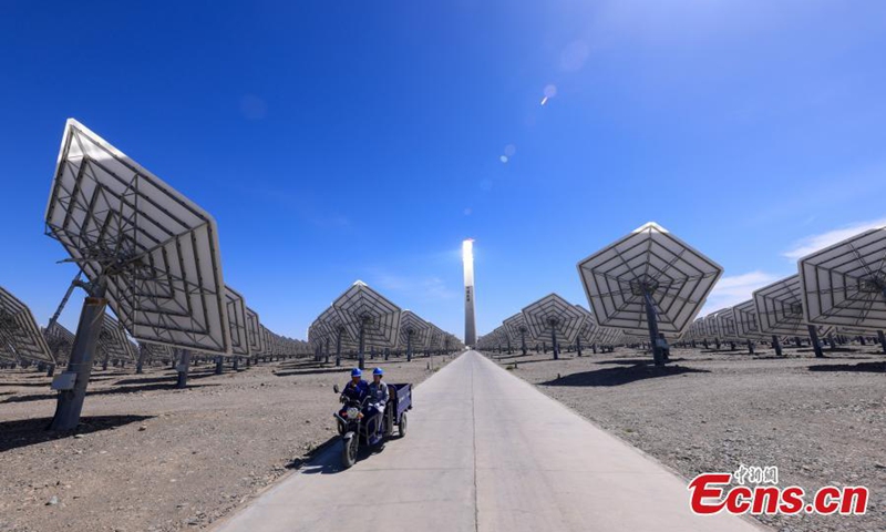 Engineers inspect the equipment at the molten salt tower in Gobi Desert of Hami, northwest China's Xinjiang Uygur Autonomous Region, May 28, 2026. Photo: China News Service