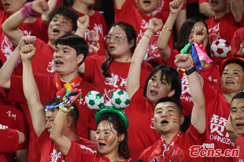 Changzhou supporters cheer enthusiastically for their team during the Jiangsu City Football League in Zhenjiang City, east China's Jiangsu Province, May 30, 2026. Photo: China News Service 