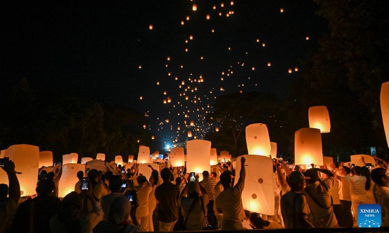 People release prayer lanterns on Vesak Day in front of Borobudur Temple in Magelang, Central Java, Indonesia, May 31, 2026. (Xinhua/Zulkarnain)