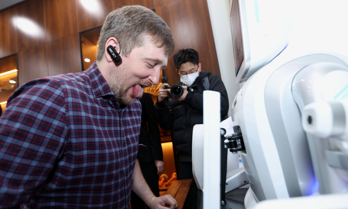 A TCM robot performs tongue diagnosis for a foreign delegate at the 2025 China Zhengzhou 