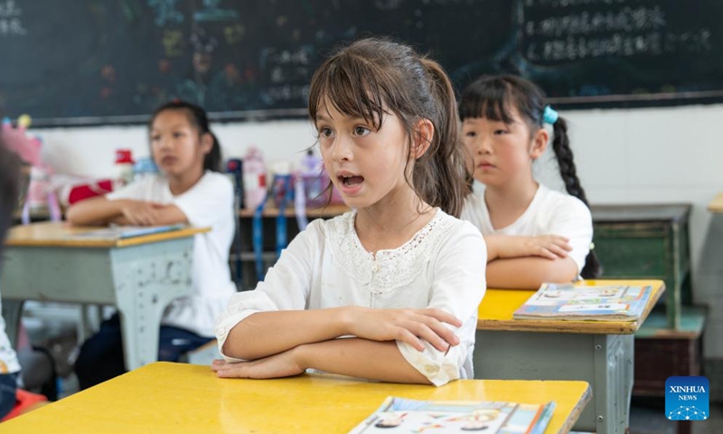 Alina (front) is pictured during a class at school in Yixian County, east China's Anhui Province, on May 26, 2026. When some mayors and city representatives from around the world visited Yixian County for an international event, 8-year-old Alina, who received these foreign guests with her parents, quickly caught people's attention. Fluent in both Chinese and English, she welcomed the guests with a lively performance of Chinese martial arts and Huangmei Opera, earning warm applause. (Photo: Xinhua)