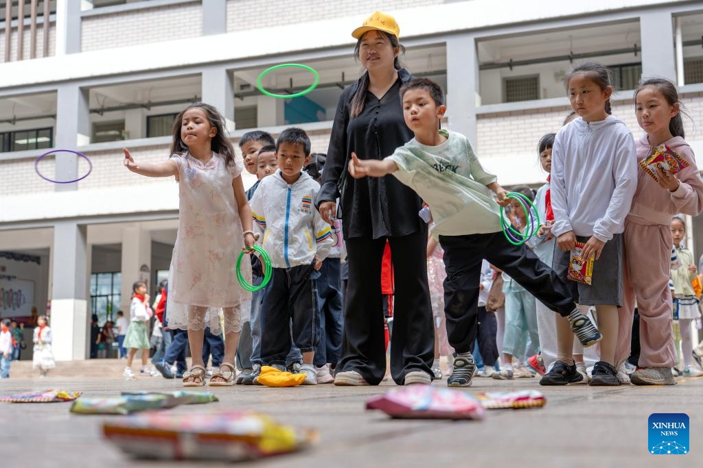 Children play a ring-toss game during a school fair at a primary school in Dali, southwest China's Yunnan Province, June 1, 2026. International Children's Day was celebrated across China on Monday. (Photo: Xinhua)