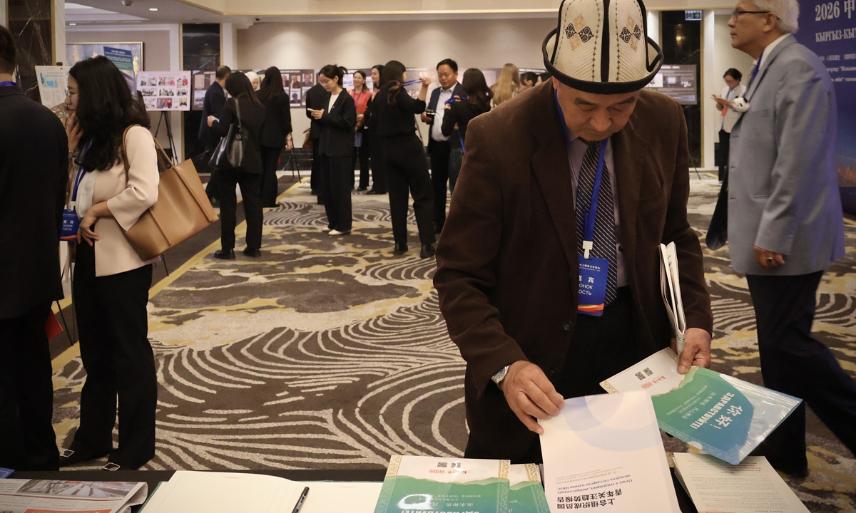 A guest picks up the report jointly released by the Secretariat of the Belt and Road News Network and the Global Times at the 2026 China-Kyrgyzstan Media Cooperation Forum on May 27, 2026.Photo: Lin Xiaoyi/GT
