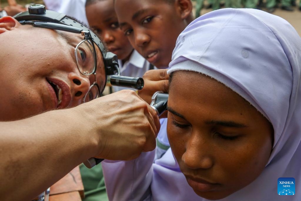 A member of the 28th batch of the Chinese medical team in mainland Tanzania conducts ear examination for a student at a school in Dar es Salaam, Tanzania, June 1, 2026. The 28th batch of the Chinese medical team in mainland Tanzania on Monday held a free medical outreach event at a school in Dar es Salaam, providing free consultations and public health education to teachers and students. (Photo: Xinhua)