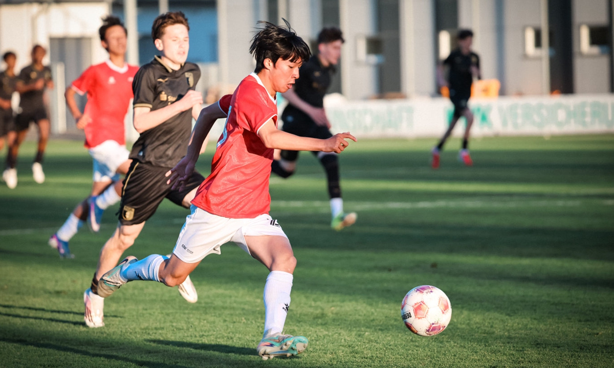 A young Chinese football player runs with the ball against a mixed FC Augsburg team made up of U-15 and U-16 players at the Paul Renz Academy in Augsburg, Germany, on April 30, 2026.
Photo: Courtesy of Bundesliga International