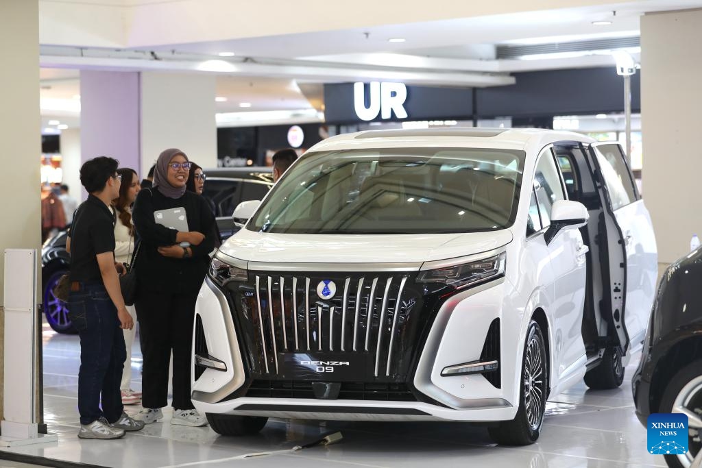 Customers view a Chinese-brand electric car in Jakarta, Indonesia, June 2, 2026. According to data from the Association of Indonesian Automotive Industries, battery electric vehicle sales in Indonesia reached 33,150 units in the first quarter of 2026, surging 95.9 percent year on year. Notably, Chinese brands now command nearly 90 percent of this burgeoning market, winning over a diverse range of local consumers. (Photo: Xinhua)