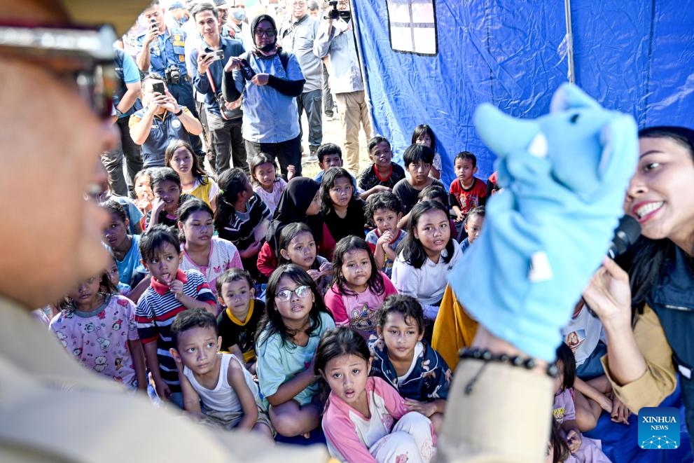Volunteers stage a hand puppet show at a temporary shelter for children after a fire hit a densely populated residential area in Kemayoran, Central Jakarta, Indonesia, on June 2, 2026. A massive fire, which swept through a densely populated residential area in Kemayoran, Monday night, has left three residents injured and forced hundreds of families to leave their homes, authorities said on Tuesday. (Photo: Xinhua)