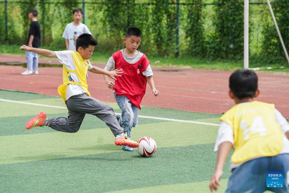 Children compete during an intra-class match at Huikou Central Primary School in Susong County of Anqing, east China's Anhui Province, May 26, 2026. (Photo: Xinhua)