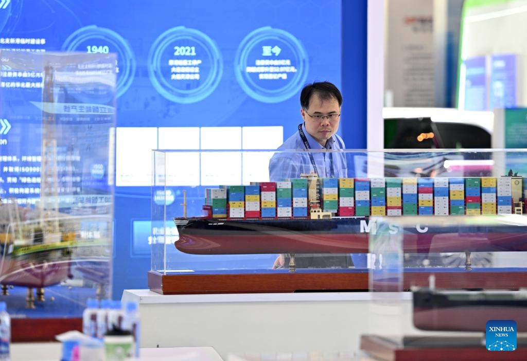 A participant views exhibits during the 4th Tianjin International Shipping Industry Expo in north China's Tianjin, on June 2, 2026. With the theme of Shipping to the World and Navigating towards the Future, the expo kicked off in Tianjin on Tuesday. This year's expo has attracted over 400 exhibitors and is expected to draw over 60,000 visitors. (Photo: Xinhua)