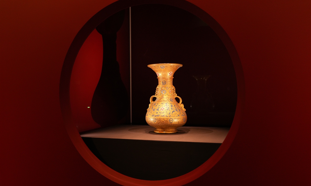 A mosque lamp made during the Mamluk Dynasty (1250-1517) at the exhibition  Photo: VCG