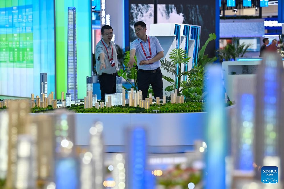 Participants view exhibits during the 4th Tianjin International Shipping Industry Expo in north China's Tianjin, on June 2, 2026. With the theme of Shipping to the World and Navigating towards the Future, the expo kicked off in Tianjin on Tuesday. This year's expo has attracted over 400 exhibitors and is expected to draw over 60,000 visitors. (Photo: Xinhua)