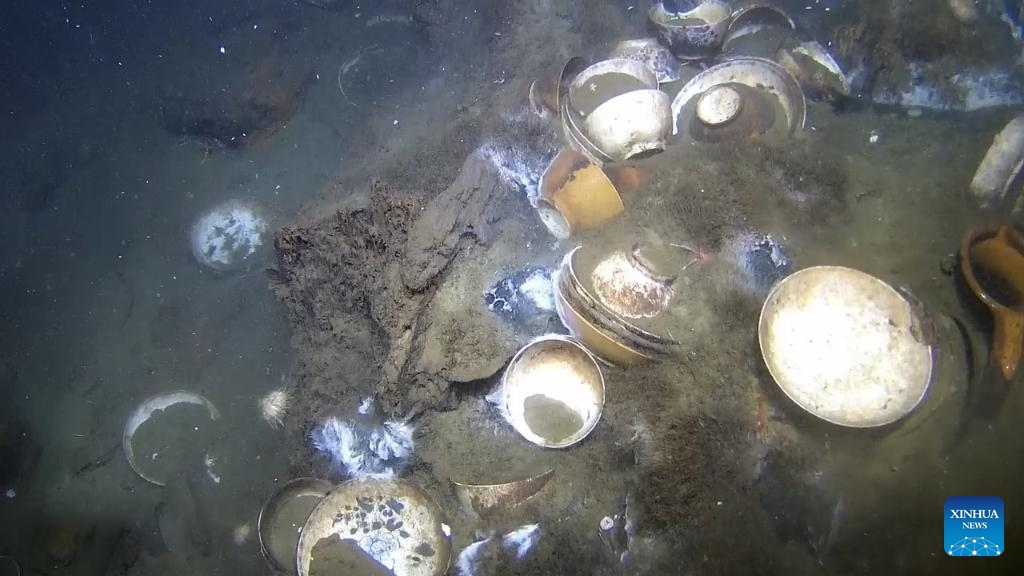 This photo taken on Jan. 15, 2026 shows Chinese porcelain in a shipwreck in the Skagerrak Strait off southern Norway. An 18th-century shipwreck carrying the best-preserved cargo of Chinese porcelain ever found in Northern Europe has been discovered in Norwegian waters, the Norwegian Directorate for Cultural Heritage said Monday. (Photo: Xinhua)