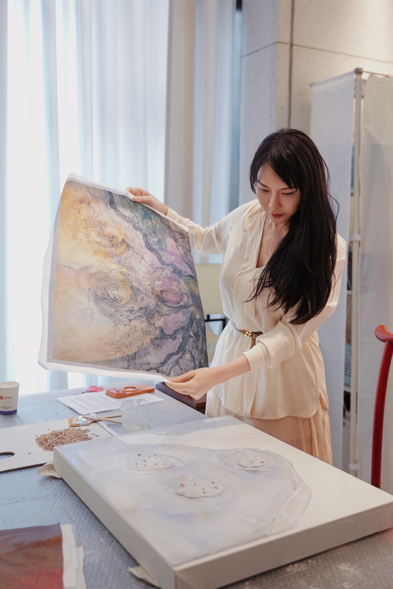 Artist BAISHUI at work