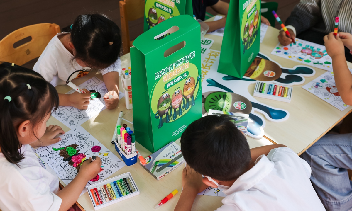 Children participate in a coloring game while families at the hospital receive Zespri nutrition packs at the Children's Hospital of Fudan University in Shanghai. Photo: Zespri