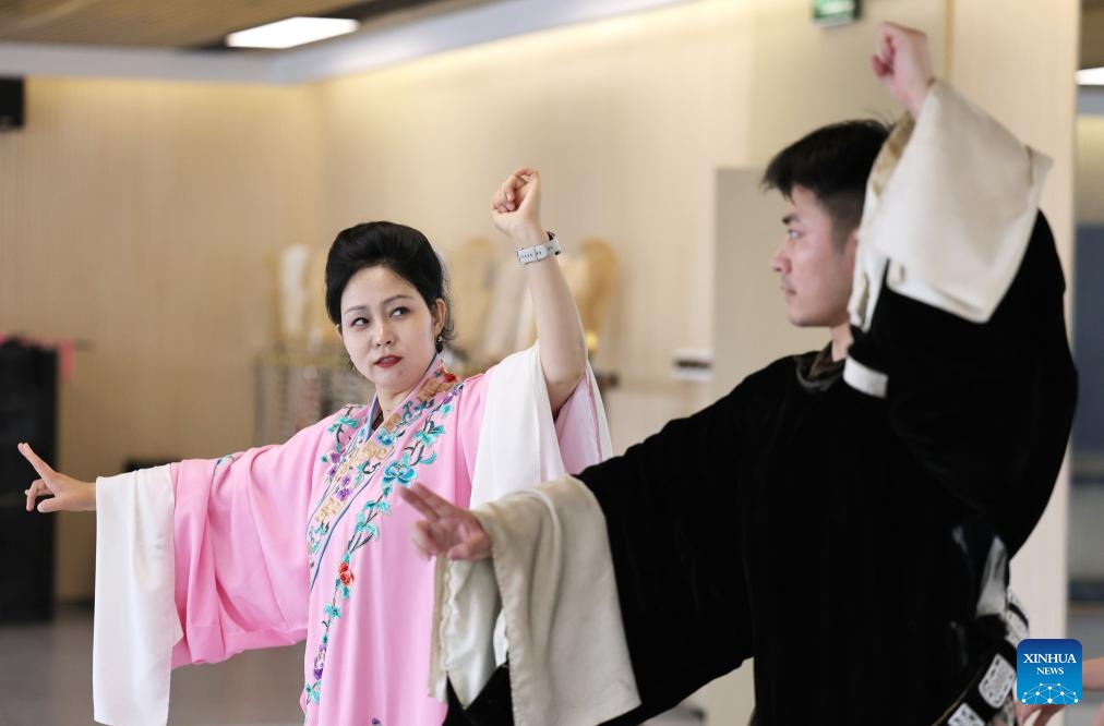 Yang Shengjuan (L), deputy head of the Youth Troupe of Xi'an Performing Arts Group, instructs a performer in Xi'an, northwest China's Shaanxi Province, May 29, 2026. Qinqiang Opera, a Chinese folk opera genre originating in the Western Zhou Dynasty (1046 B.C.-771 B.C.), continues to thrive in a vast region of northwest China and was added to China's intangible cultural heritage list in 2006. (Photo: Xinhua)