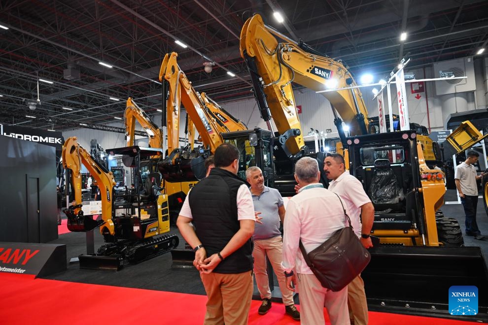 People visit a Chinese company's booth at the Istanbul Expo Center in Istanbul, Türkiye, on June 3, 2026. The 18th International Construction Machinery, Technology and Equipment Trade Fair (KOMATEK 2026) opened at the Istanbul Expo Center in Istanbul on Wednesday. A number of Chinese companies showcased new energy construction machinery and equipment at the event, attracting numerous visitors. (Photo: Xinhua)