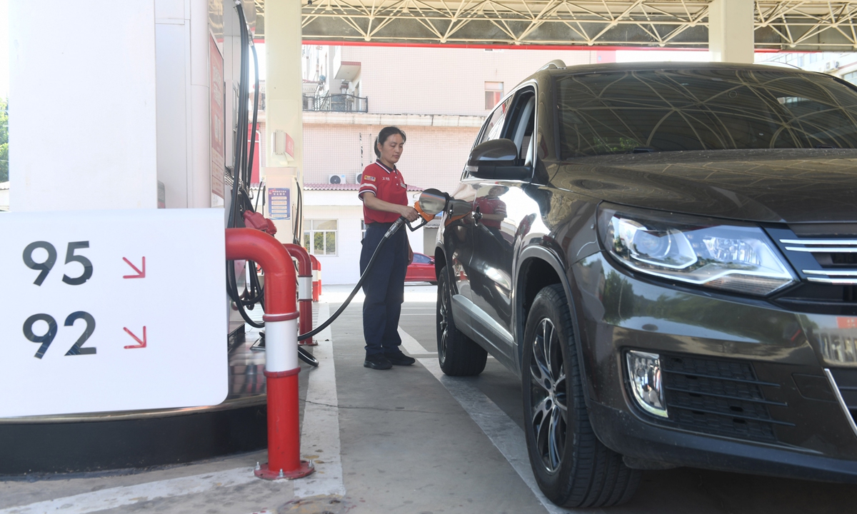 A worker refuels a car at a gas station in Shijiazhuang, North China's Hebei Province on June 4, 2026. Photo: VCG