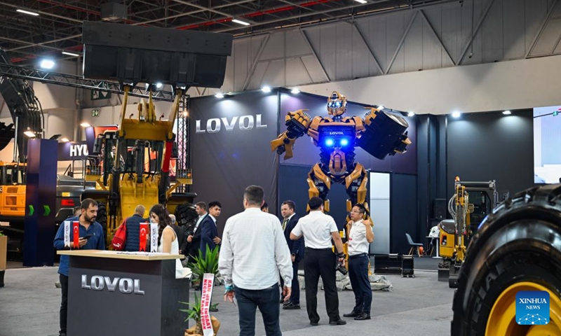 People visit a Chinese company's booth at the Istanbul Expo Center in Istanbul, Türkiye, on June 3, 2026. The 18th International Construction Machinery, Technology and Equipment Trade Fair (KOMATEK 2026) opened at the Istanbul Expo Center in Istanbul on Wednesday. A number of Chinese companies showcased new energy construction machinery and equipment at the event, attracting numerous visitors. (Photo: Xinhua)