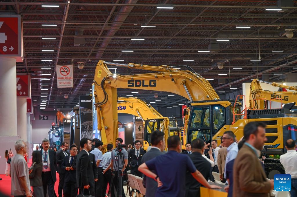 People visit a Chinese company's booth at the Istanbul Expo Center in Istanbul, Türkiye, on June 3, 2026. The 18th International Construction Machinery, Technology and Equipment Trade Fair (KOMATEK 2026) opened at the Istanbul Expo Center in Istanbul on Wednesday. A number of Chinese companies showcased new energy construction machinery and equipment at the event, attracting numerous visitors. (Photo: Xinhua)
