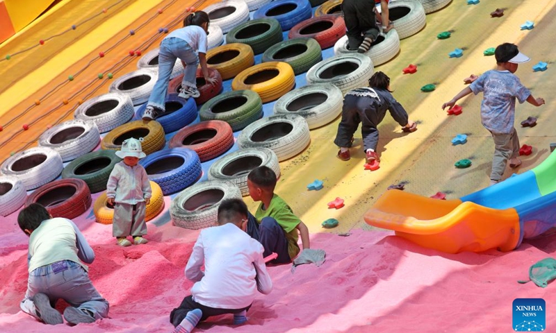 Children enjoy themselves at an amusement park in Zhalantun City of north China's Inner Mongolia Autonomous Region, June 3, 2026. Primary and secondary school students take part in various activities in parks, museums, sports arenas, etc. as they enjoy their first-ever spring break in north China's Inner Mongolia Autonomous Region. (Photo: Xinhua)