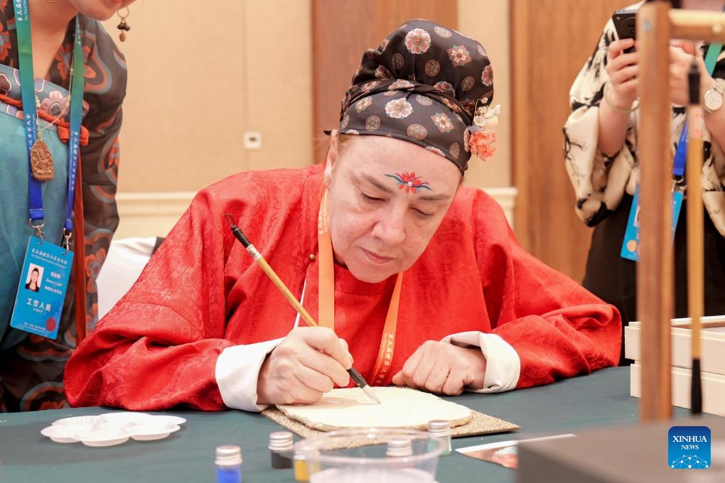 A participant tries colored sculpture making at the third World Conference of Sinologists in Dunhuang, northwest China's Gansu Province, June 3, 2026. The third World Conference of Sinologists opened on Wednesday in Dunhuang, a key hub on the ancient Silk Road in northwest China's Gansu Province. The event has seen scholars and cultural figures from around the world explore how Chinese civilization can contribute to addressing shared global challenges amid growing uncertainty. (Photo: Xinhua)