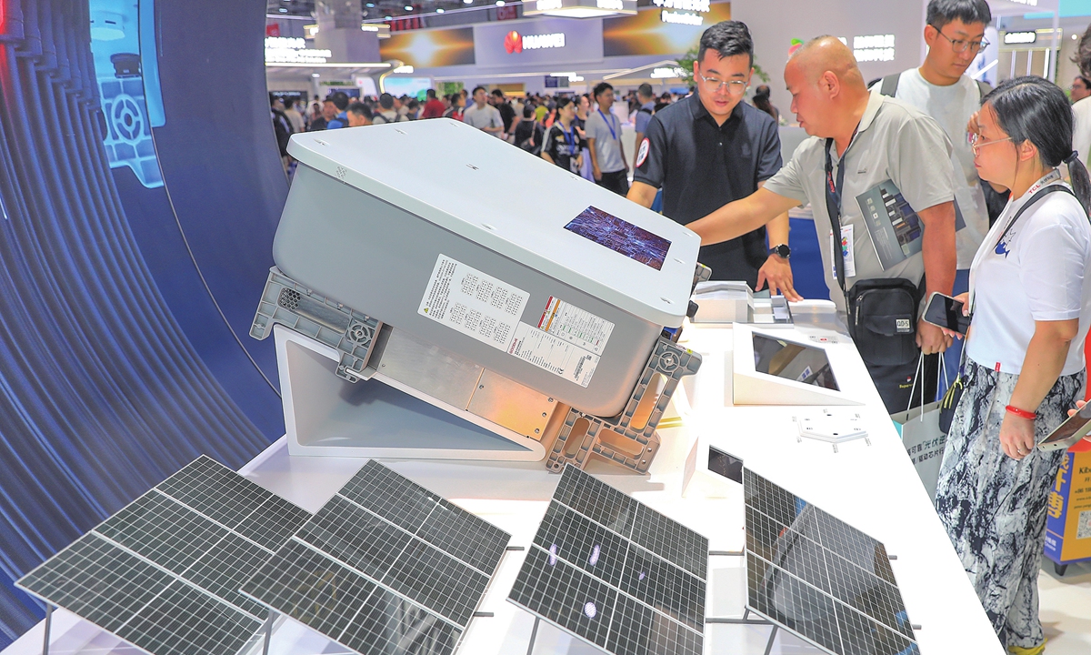 Visitors examine exhibits during the 12th International Energy Storage & Battery Conference & Exhibition in Shanghai, on Thursday. China's newly installed capacity of new-type energy storage reached 27.1 GWh, up 76 percent year-on-year, in the first quarter of 2026, and a total of 2,919 projects were filed, with a combined scale of around 677 GWh, industry data showed. Photo: VCG