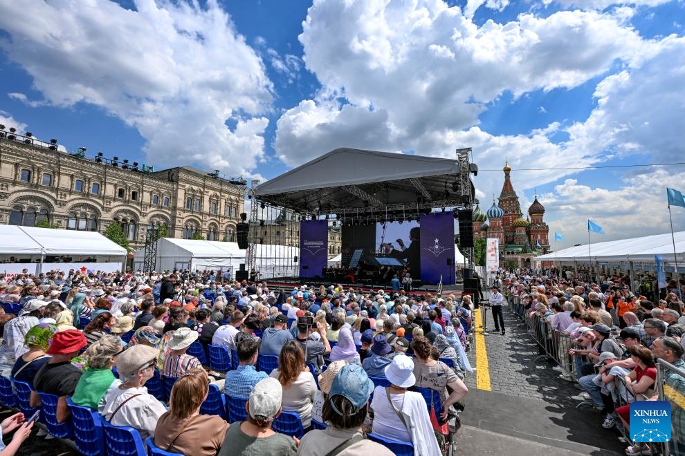 People enjoy a musical performance during the 12th Red Square Book Festival in Moscow, Russia, on June 4, 2026. The 12th Red Square Book Festival kicked off here Thursday, showcasing over 150,000 books from more than 400 participating publishers. Running through to June 7, the festival will also feature musical performances, literary musicals, book launches, and discussion panels. (Xinhua/Feng Kaihua)