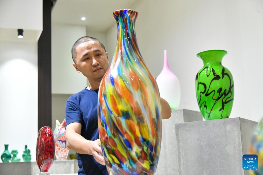 Sun Yunhao introduces a colored glaze artwork he made at an exhibition room of Heshunlu in Boshan District of Zibo City, east China's Shandong Province, May 26, 2026. (Xinhua/Zhu Zheng)