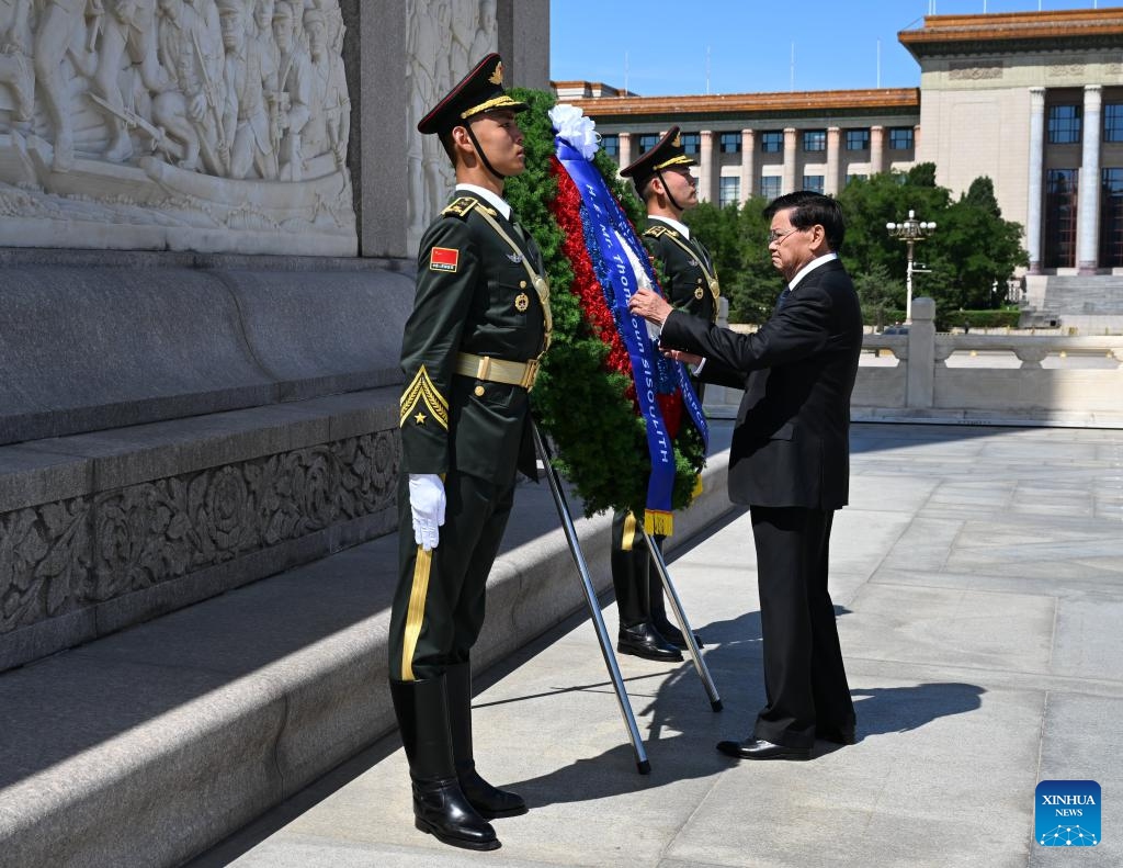 General Secretary of the Lao People's Revolutionary Party Central Committee and Lao President Thongloun Sisoulith lays a wreath at the Monument to the People's Heroes on Tian'anmen Square in Beijing, capital of China, June 5, 2026. (Xinhua/Dai Tianfang)