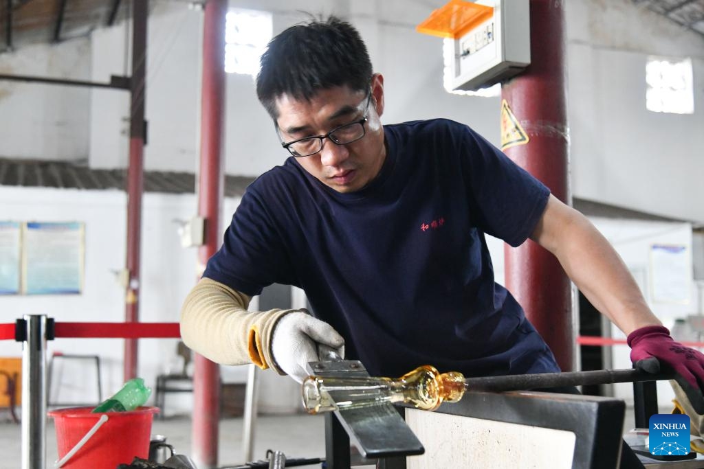 A craftsman makes a colored glaze artwork at a workshop of Heshunlu in Boshan District of Zibo City, east China's Shandong Province, May 26, 2026. (Xinhua/Zhu Zheng)