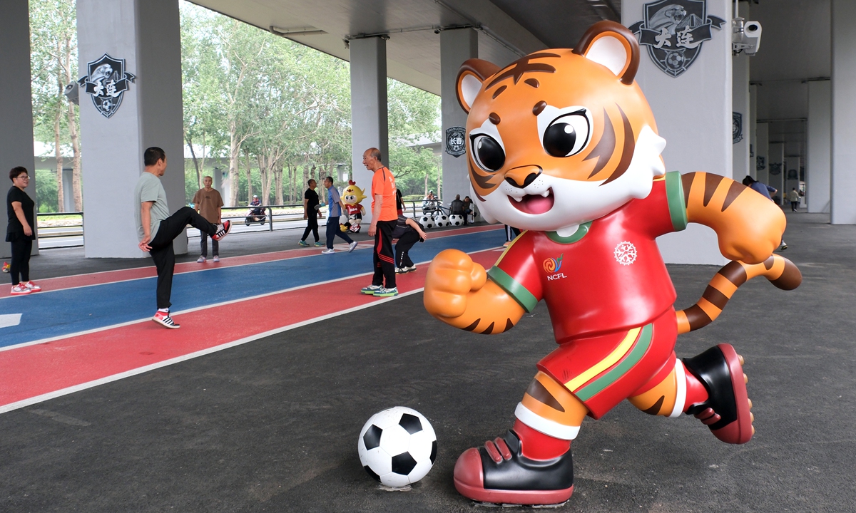Fans practice playing footballat a fitness space under an overpass in Shenyang, Northeast China's Liaoning Province, on June 3, 2026. Photo: VCG