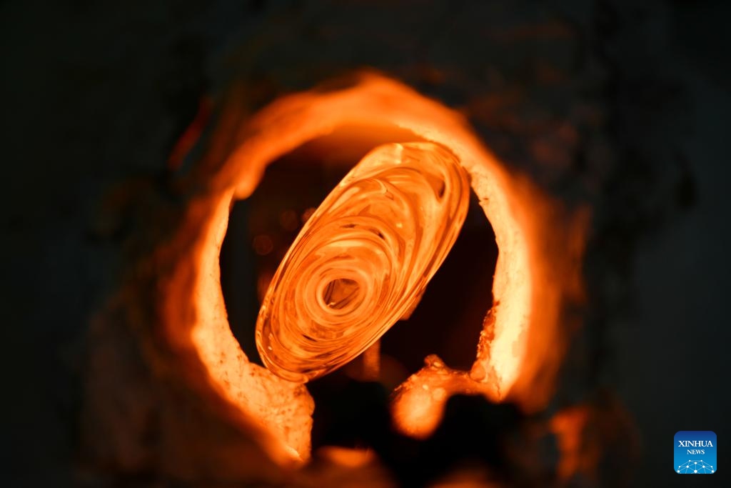 This photo taken on May 26, 2026 shows a colored glaze artwork being heated in a kiln at a workshop of Heshunlu in Boshan District of Zibo City, east China's Shandong Province. (Xinhua/Zhu Zheng)