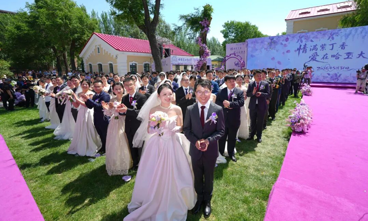 Harbin Institute of Technology's (HIT) 11th group wedding for doctoral students which was held on a campus lawn on May 31, 2026 Photo: HIT's official WeChat account