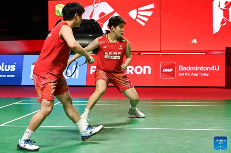 Liu Shengshu (R)/Tan Ning compete during the women's doubles semifinal match between Liu Shengshu/Tan Ning of China and Rachel Allessya Rose/Febi Setianingrum of Indonesia at the Indonesia Open 2026 badminton tournament in Jakarta, Indonesia, June 6, 2026. (Xinhua/Veri Sanovri)