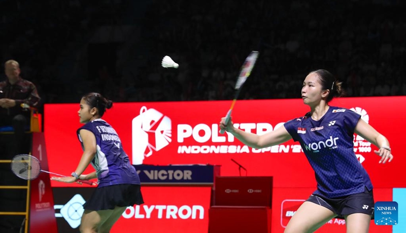 Rachel Allessya Rose (R)/Febi Setianingrum compete during the women's doubles semifinal match between Liu Shengshu/Tan Ning of China and Rachel Allessya Rose/Febi Setianingrum of Indonesia at the Indonesia Open 2026 badminton tournament in Jakarta, Indonesia, June 6, 2026. (Xinhua/Cen Yunpeng)