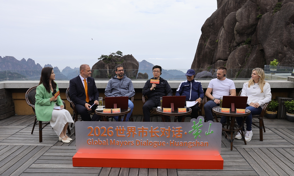Mayors participate in a dialogue on Mount Huangshan. Photo: VCG