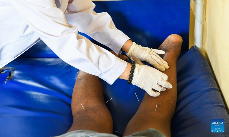 A member of the 25th batch of the Chinese medical team in Cameroon performs acupuncture treatment on a patient at a health center in the village of Ngat-Bane, Mbalmayo, in the Centre Region of Cameroon, June 6, 2026.

The 25th batch of the Chinese medical team in Cameroon on Saturday provided free medical services to the people of Ngat-Bane, a village in the Centre region, where the capital, Yaounde, is located.

More than 230 patients received free diagnosis and treatment across eight departments, including internal medicine, surgery, orthopedics, obstetrics and gynecology, ophthalmology, otolaryngology, acupuncture, and rehabilitation. Photo: Xinhua