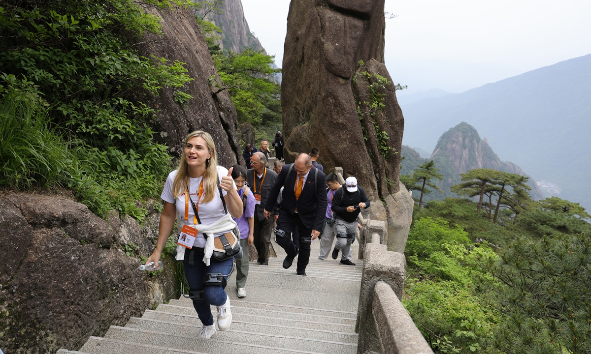 Mayors climb up Mount Huangshan using smart exoskeletons. Photo: Courtesy of Global Mayors Dialogue