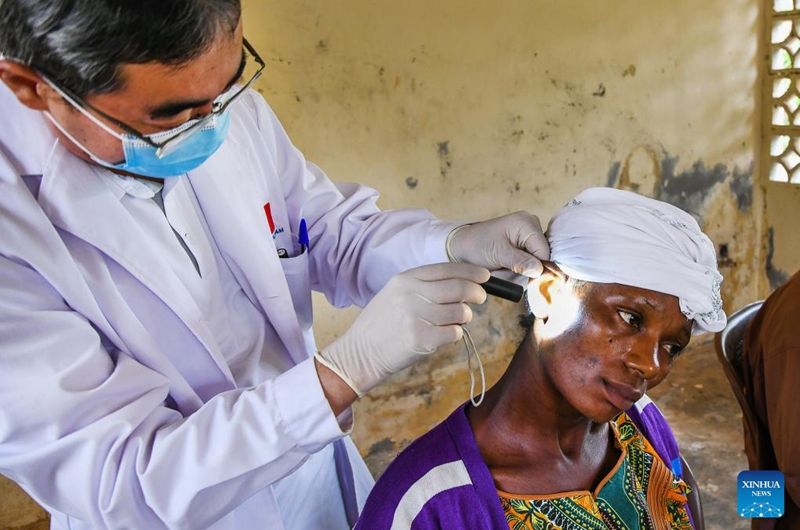 A member of the 25th batch of the Chinese medical team in Cameroon examines a patient's ear at a health center in the village of Ngat-Bane, Mbalmayo, in the Centre Region of Cameroon, June 6, 2026.

The 25th batch of the Chinese medical team in Cameroon on Saturday provided free medical services to the people of Ngat-Bane, a village in the Centre region, where the capital, Yaounde, is located.

More than 230 patients received free diagnosis and treatment across eight departments, including internal medicine, surgery, orthopedics, obstetrics and gynecology, ophthalmology, otolaryngology, acupuncture, and rehabilitation.  Photo: Xinhua