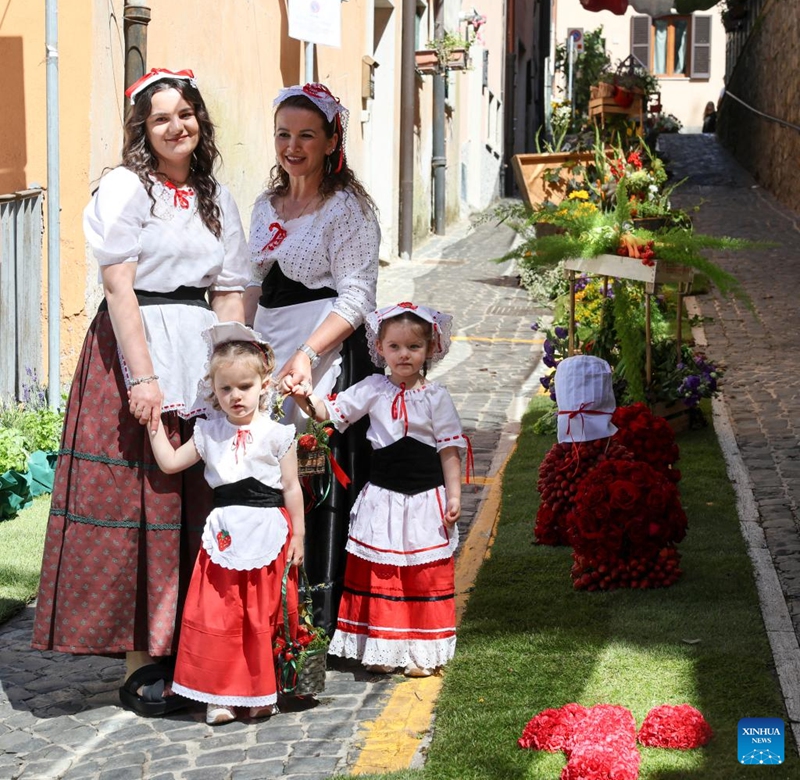 Locals in traditional costumes are seen at 2026 Nemi Strawberry Festival in Nemi, Lazio, Italy, June 7, 2026. (Xinhua/Li Jing)