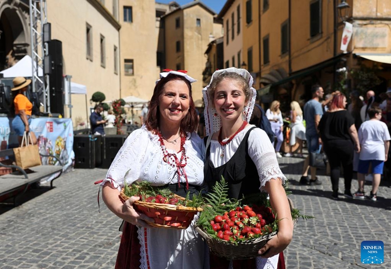 Locals in traditional costumes present fresh strawberries at 2026 Nemi Strawberry Festival in Nemi, Lazio, Italy, June 7, 2026. (Xinhua/Li Jing)
