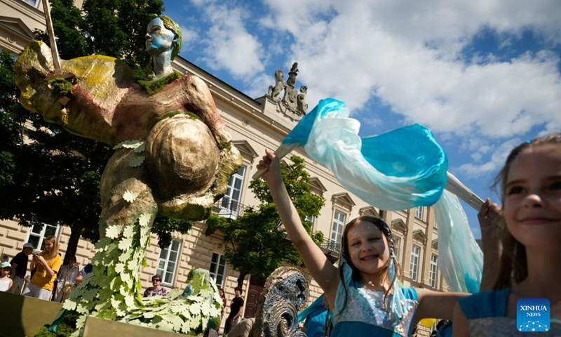 Children take part in the fifth Warsaw Mermaid Parade beside a float in Warsaw, Poland, June 6, 2026. Photo: Xinhua