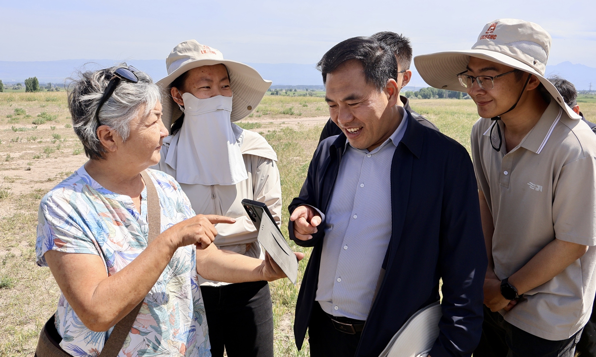 A scholar (left) from Central Asia and experts of the Dunhuang Academy exchange technical ideas on earthen site conservation during the field survey at the Suyab ruins on May 26, 2026. Photo: Lin Xiaoyi/GT