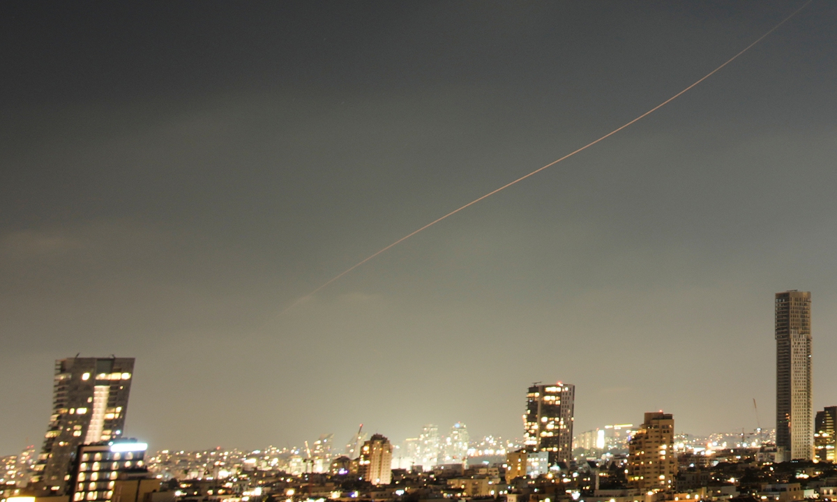 A projectile streaks through the sky over central Israel during an Iranian missile attack, Sunday, June 7, 2026. Photo: VCG