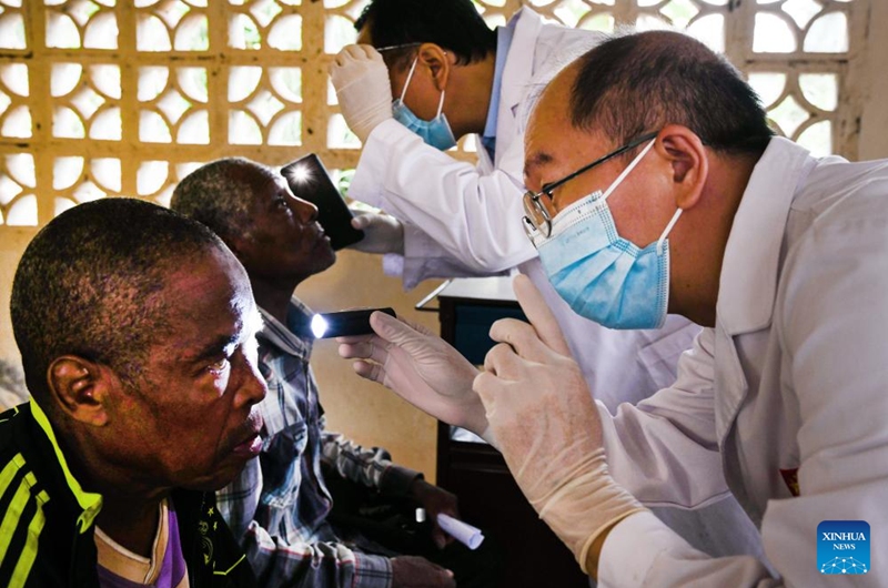 Members of the 25th batch of the Chinese medical team in Cameroon examine patients' eyes at a health center in the village of Ngat-Bane, Mbalmayo, in the Centre Region of Cameroon, June 6, 2026.

The 25th batch of the Chinese medical team in Cameroon on Saturday provided free medical services to the people of Ngat-Bane, a village in the Centre region, where the capital, Yaounde, is located.

More than 230 patients received free diagnosis and treatment across eight departments, including internal medicine, surgery, orthopedics, obstetrics and gynecology, ophthalmology, otolaryngology, acupuncture, and rehabilitation. Photo: Xinhua