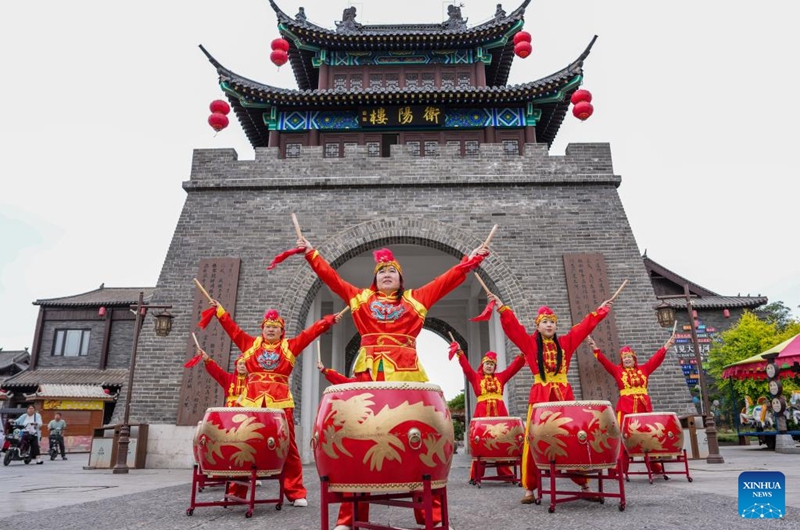 A drum performance is staged at the Erdaojie tourist spot along the Grand Canal in Gucheng County, Hengshui City, north China's Hebei Province, June 5, 2026.
Connecting the Chinese capital Beijing and Hangzhou in east China's Zhejiang Province, the Grand Canal, which was listed as a UNESCO World Heritage Site in 2014, is the world's longest artificial waterway.
Stretching approximately 75.1 kilometers, the Gucheng section of the Grand Canal has nourished the land along its banks for centuries and given rise to multiple provincial-level intangible cultural heritages.
In recent years, Gucheng County has boosted environmental conservation and cultural tourism development along the Grand Canal, transforming its banks into an ecological corridor with cultural richness. Photo: Xinhua